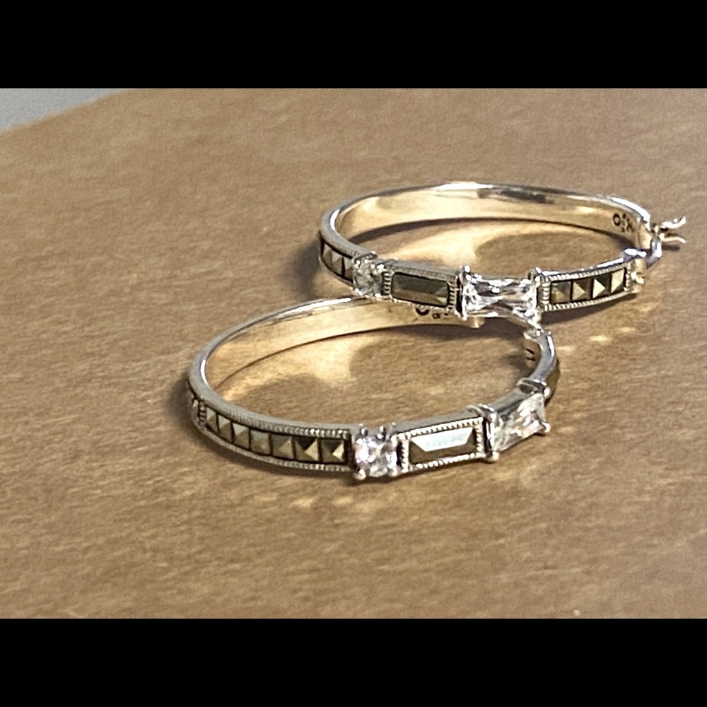 Earrings, feather like weight